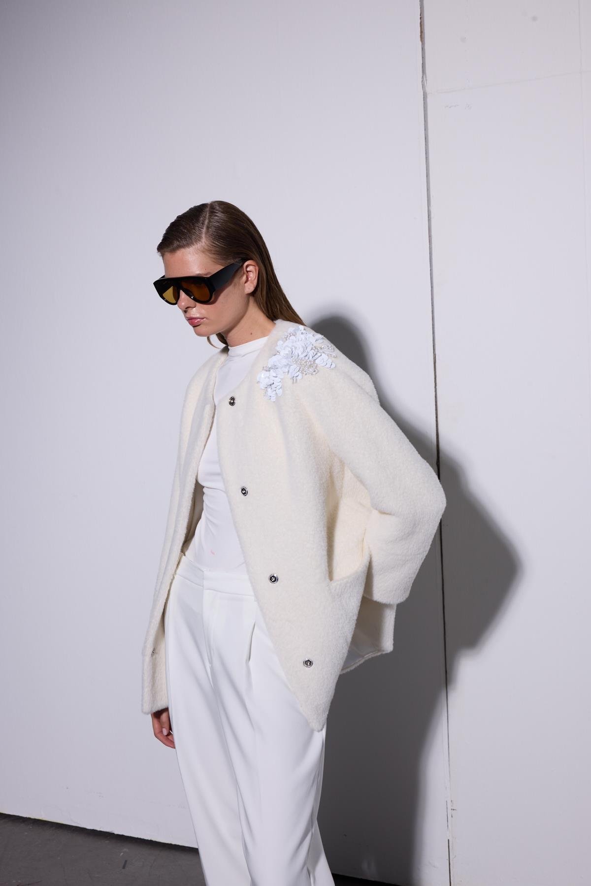 İşlemeli Alcantra Kap - Ekru