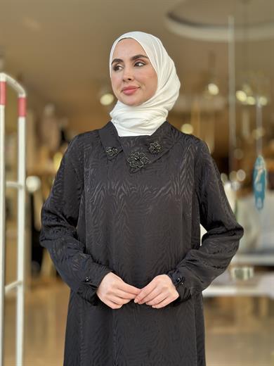 Yaka Aksesuarlı Jakarlı Şık Elbise - Siyah