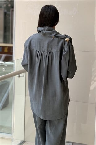 Ghisa Metal Aksesuar Detaylı Şal Yaka Gömlek Pantolon Takım