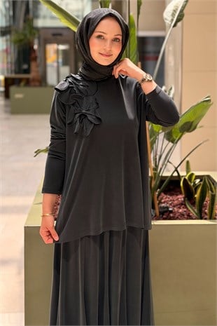 Nurcan Çetin Omuzu Kabartma Çiçek Detaylı Tunik Etek Takım
