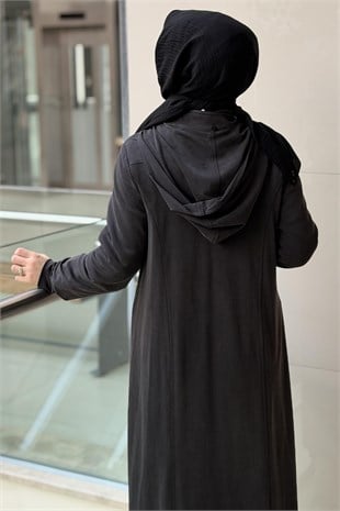 Nurcan Çetin Önü Pat Detaylı Kapşonlu Tam Boy Fermuarlı Ferace