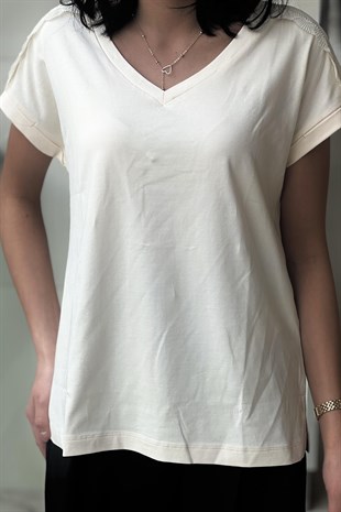 On Fashion V Yaka Omuzu Taşlı Fırfır Detaylı Tshirt