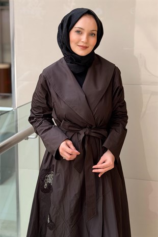 Nurcan Çetin Geniş Yaka Boncuk İşlemeli Önü Açık Kuşaklı Kap