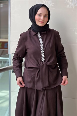 Ghisa Önü Taş İşli Bağ Modelli Nubuk Gömlek Etek Takım