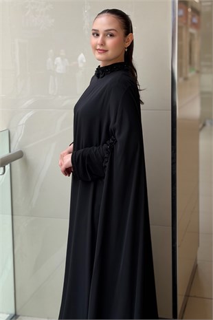 White Corner Yaka Ve Kol Çiçek Detaylı Abaya