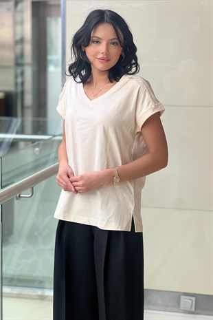On Fashion V Yaka Omuzu Taşlı Fırfır Detaylı Tshirt