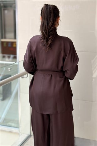 Ghisa Dik Yaka Taş Düğme Çıtçıtlı Kuşaklı Gömlek Pantolon Takım