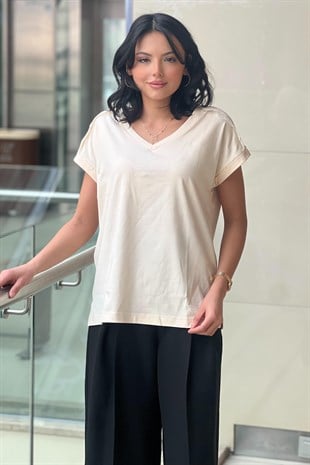 On Fashion V Yaka Omuzu Taşlı Fırfır Detaylı Tshirt