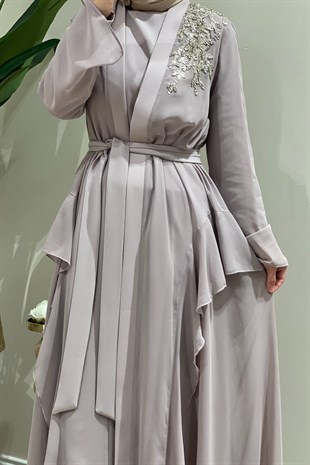 Heddy Omuzu Boncuk İşli Fırfırlı İç Elbiseli Abaya