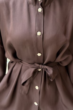 Ghisa Dik Yaka Taş Düğme Çıtçıtlı Kuşaklı Gömlek Pantolon Takım