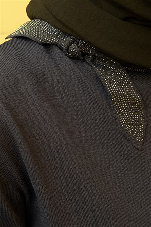 Ghisa Yakası Fiyonk Taşlı Triko Tunik