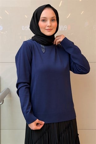 Ghisa Yakası Fiyonk Taşlı Triko Tunik