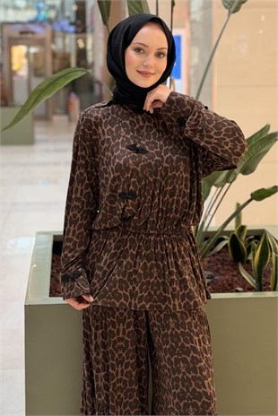 Ghisa Leopar Desenli Asimetrik Düğmeli Verev Kesim Tunik Pantolon Takım