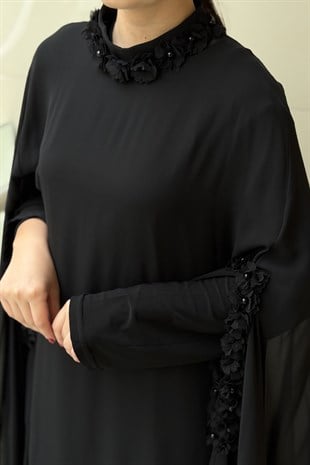 White Corner Yaka Ve Kol Çiçek Detaylı Abaya