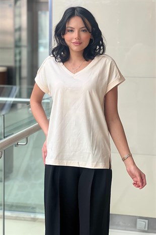 On Fashion V Yaka Omuzu Taşlı Fırfır Detaylı Tshirt