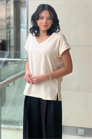 On Fashion V Yaka Omuzu Taşlı Fırfır Detaylı Tshirt