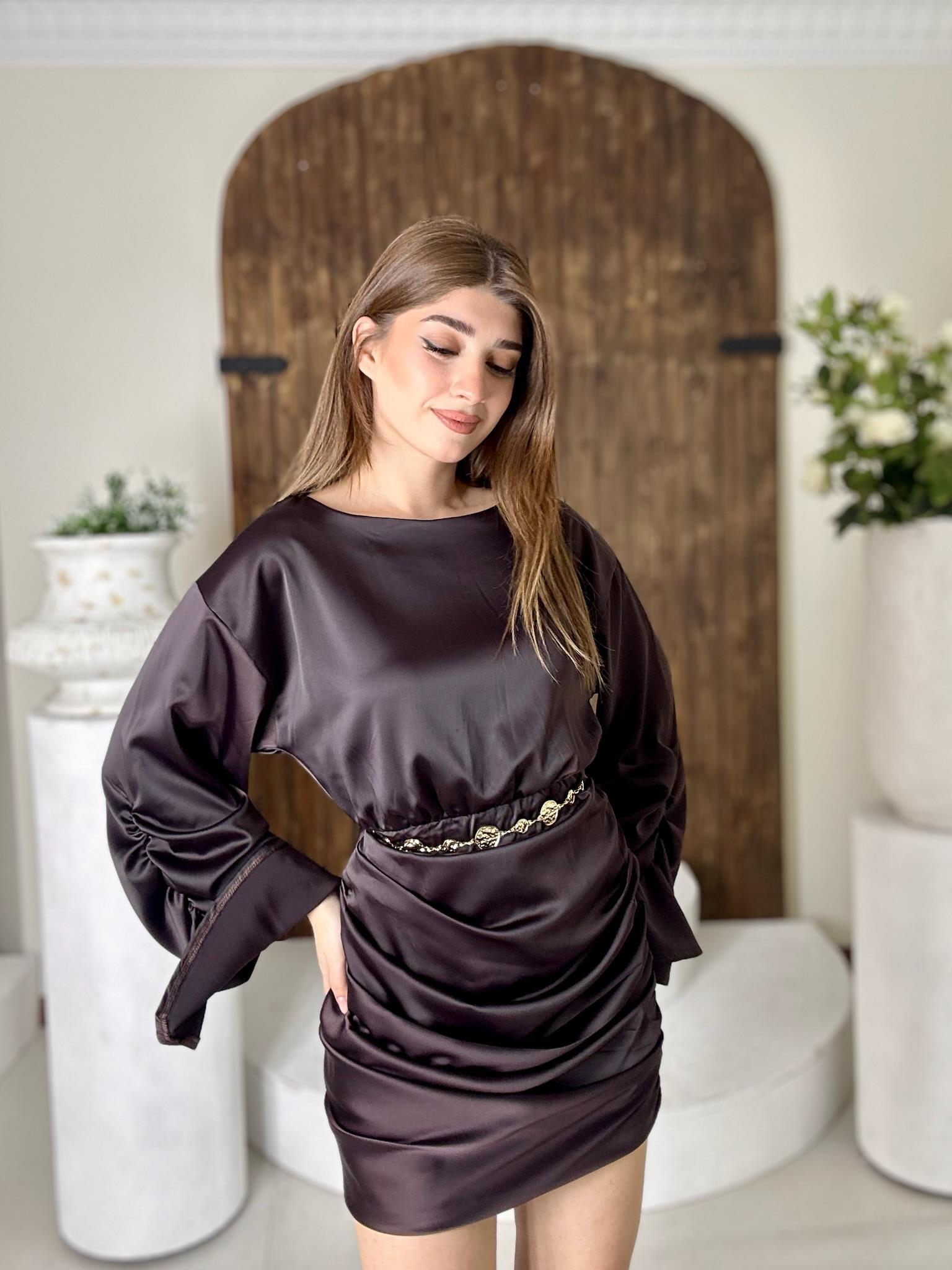  Saten Kumaş Kol ve Eteği Drape Detay Kayık Yaka Tasarım Mini Elbise