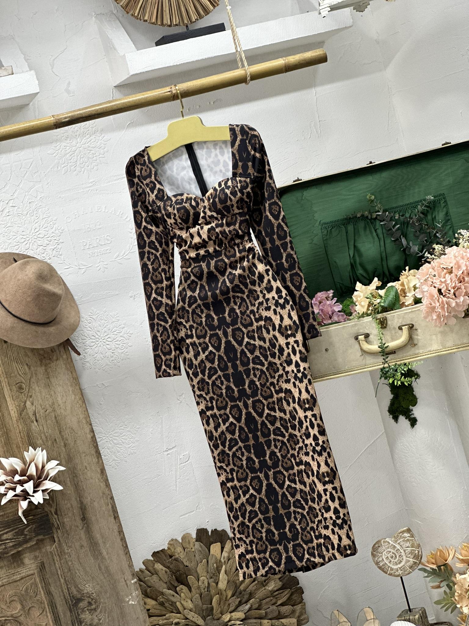 Atlas Kumaş Kalp Yaka Leopar Desen Kalem Elbise