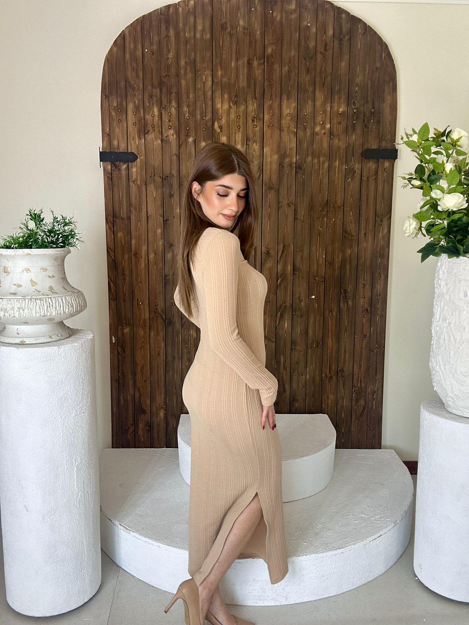 Burgu Kumaş Boyun Detay Kare Yaka Yan Yırtmaçlı Elbise Krem