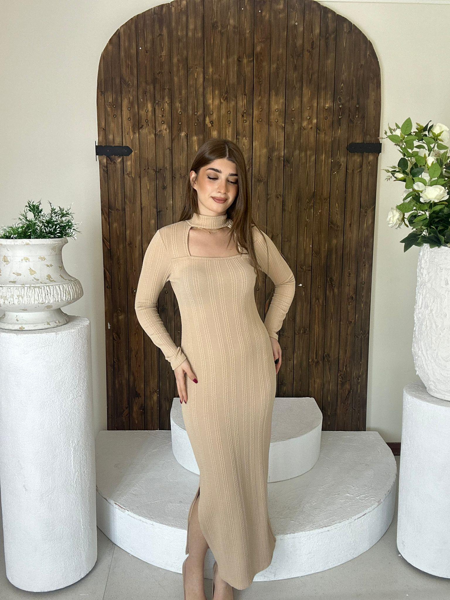 Burgu Kumaş Boyun Detay Kare Yaka Yan Yırtmaçlı Elbise Krem