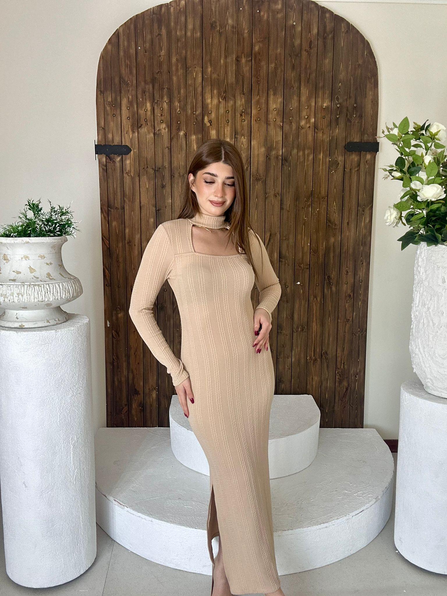 Burgu Kumaş Boyun Detay Kare Yaka Yan Yırtmaçlı Elbise Krem