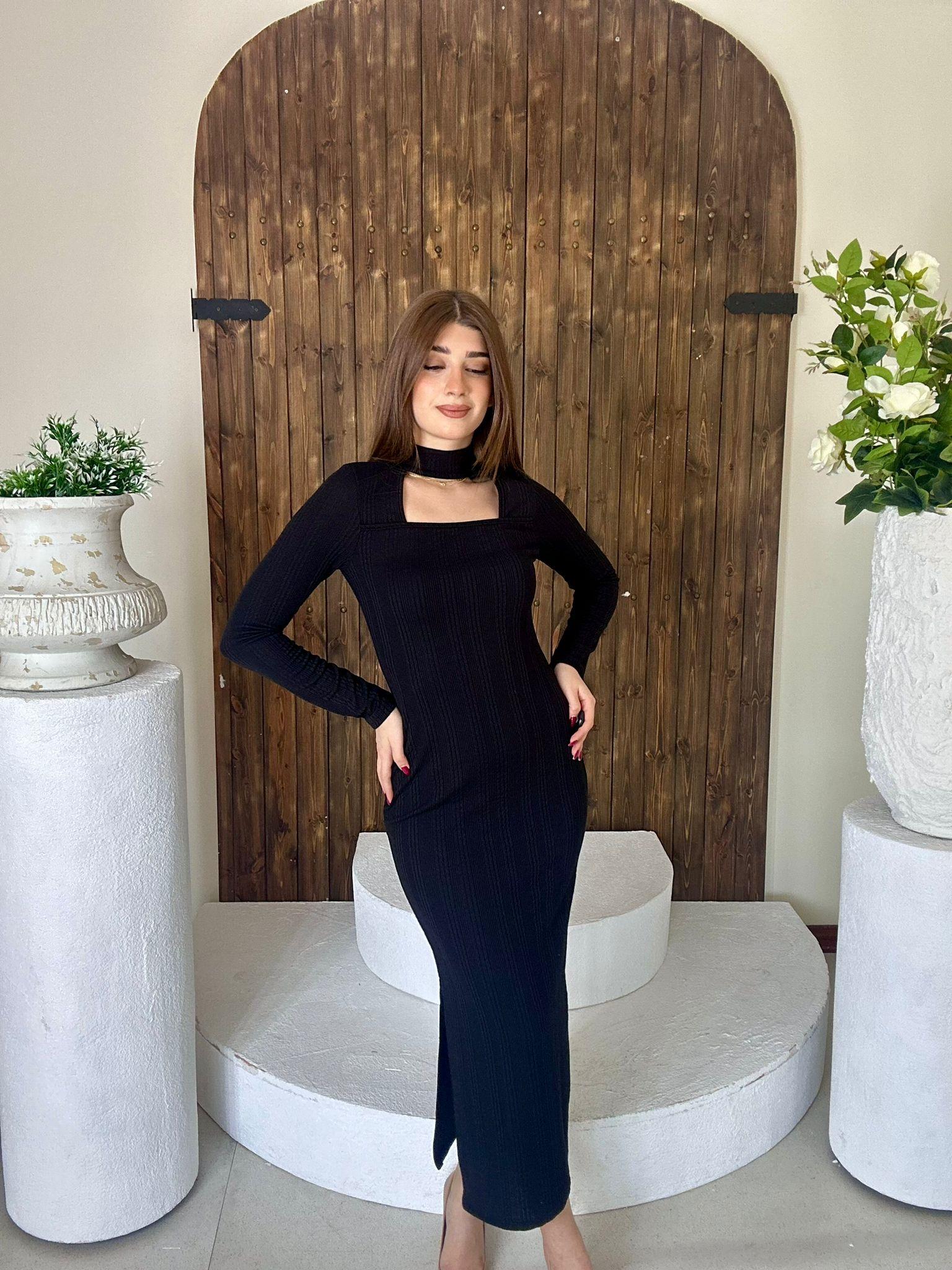 Burgu Kumaş Boyun Detay Kare Yaka Yan Yırtmaçlı Elbise Siyah