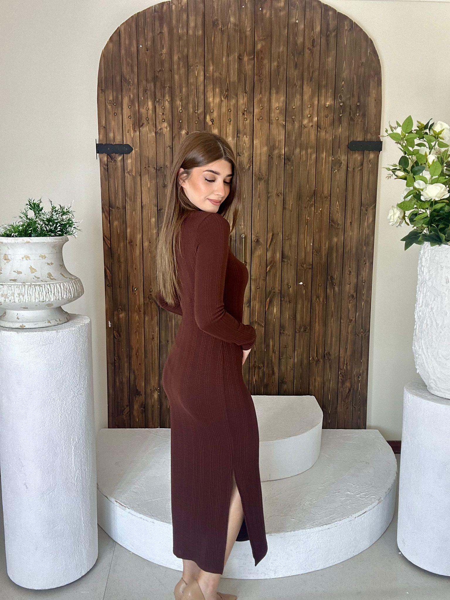 Burgu Kumaş Boyun Detay Kare Yaka Yan Yırtmaçlı Elbise Kahverengi