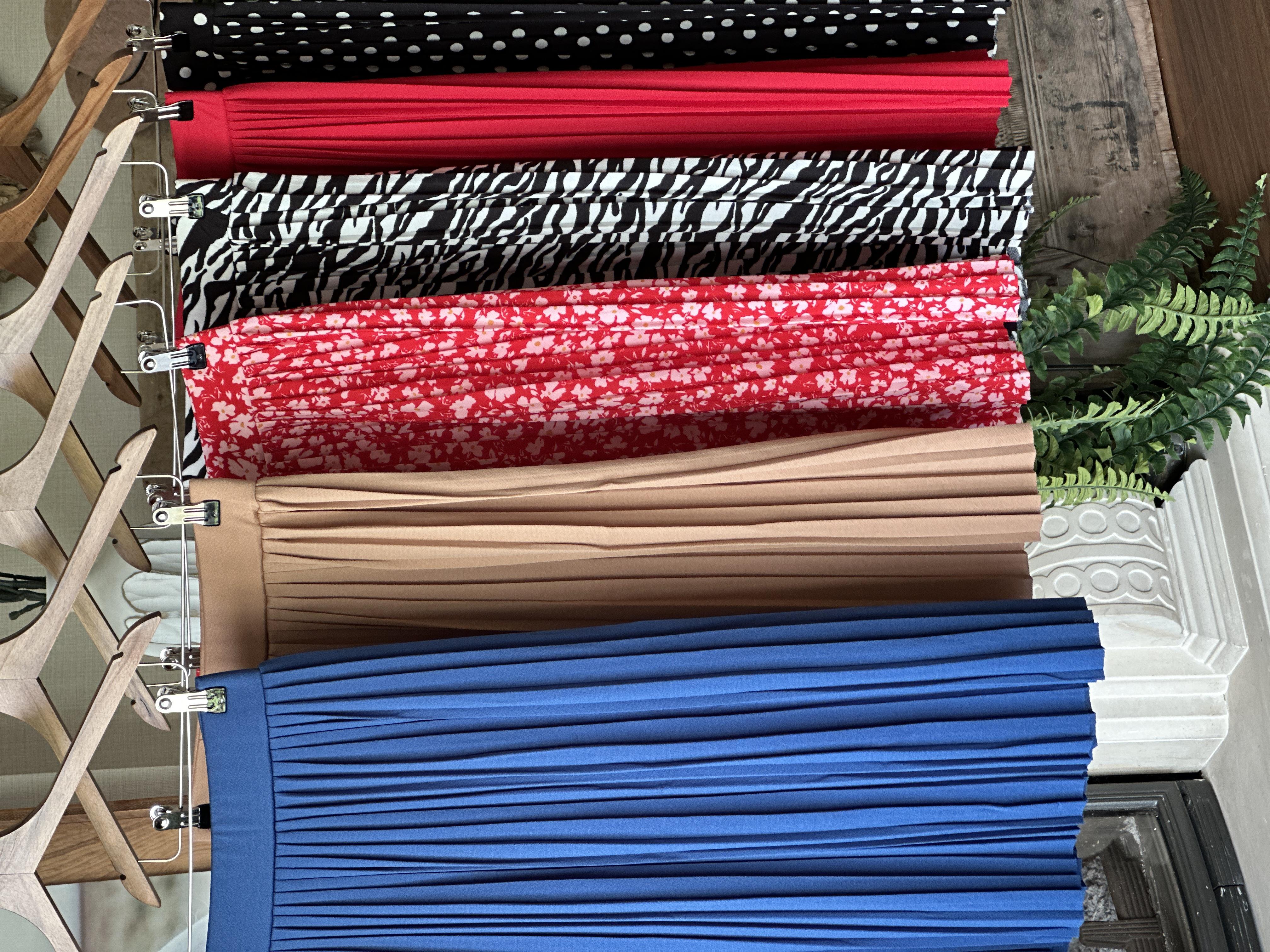 Crep Dokuma Kumaş Pliseli Çiçek Desen Midi Boy Etek 