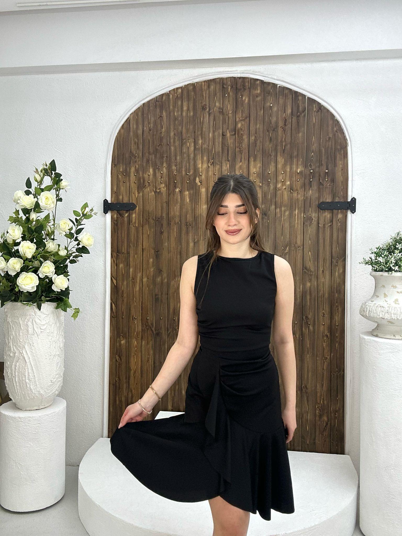 Dalgıç Kumaş Volan Detay Drapeli Elbisemiz Siyah