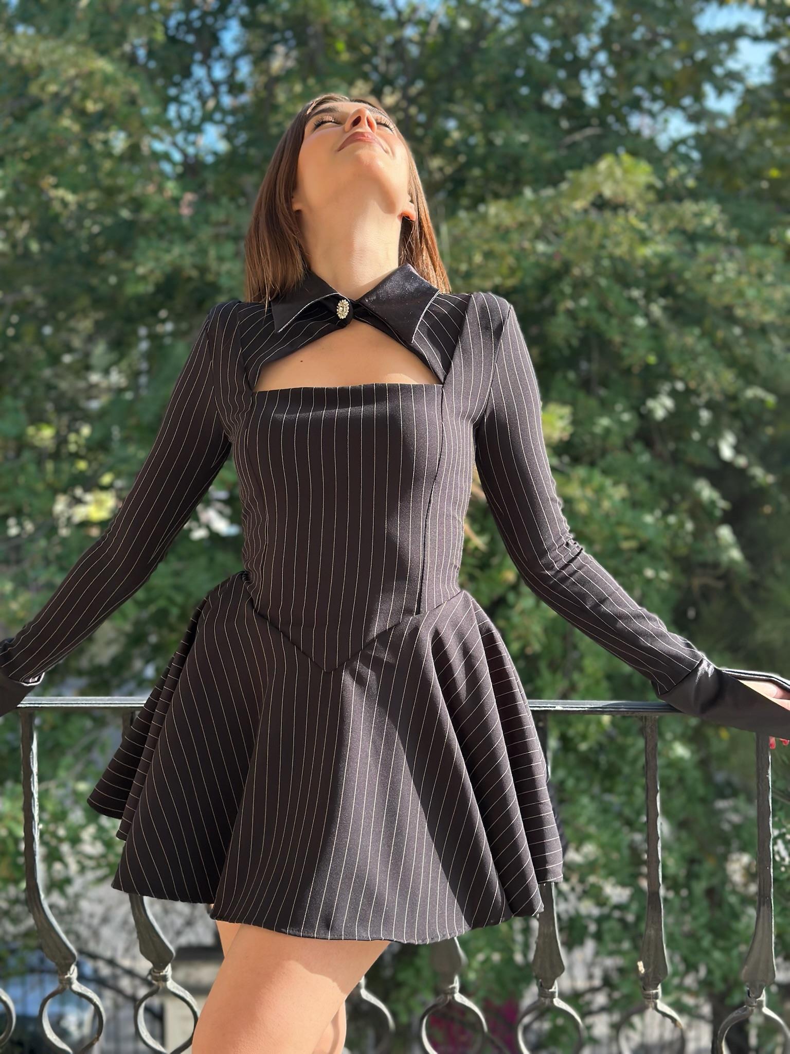 Double Kumaş Kollar ve Yaka Saten Detay Çizgi Desen Mini Elbise