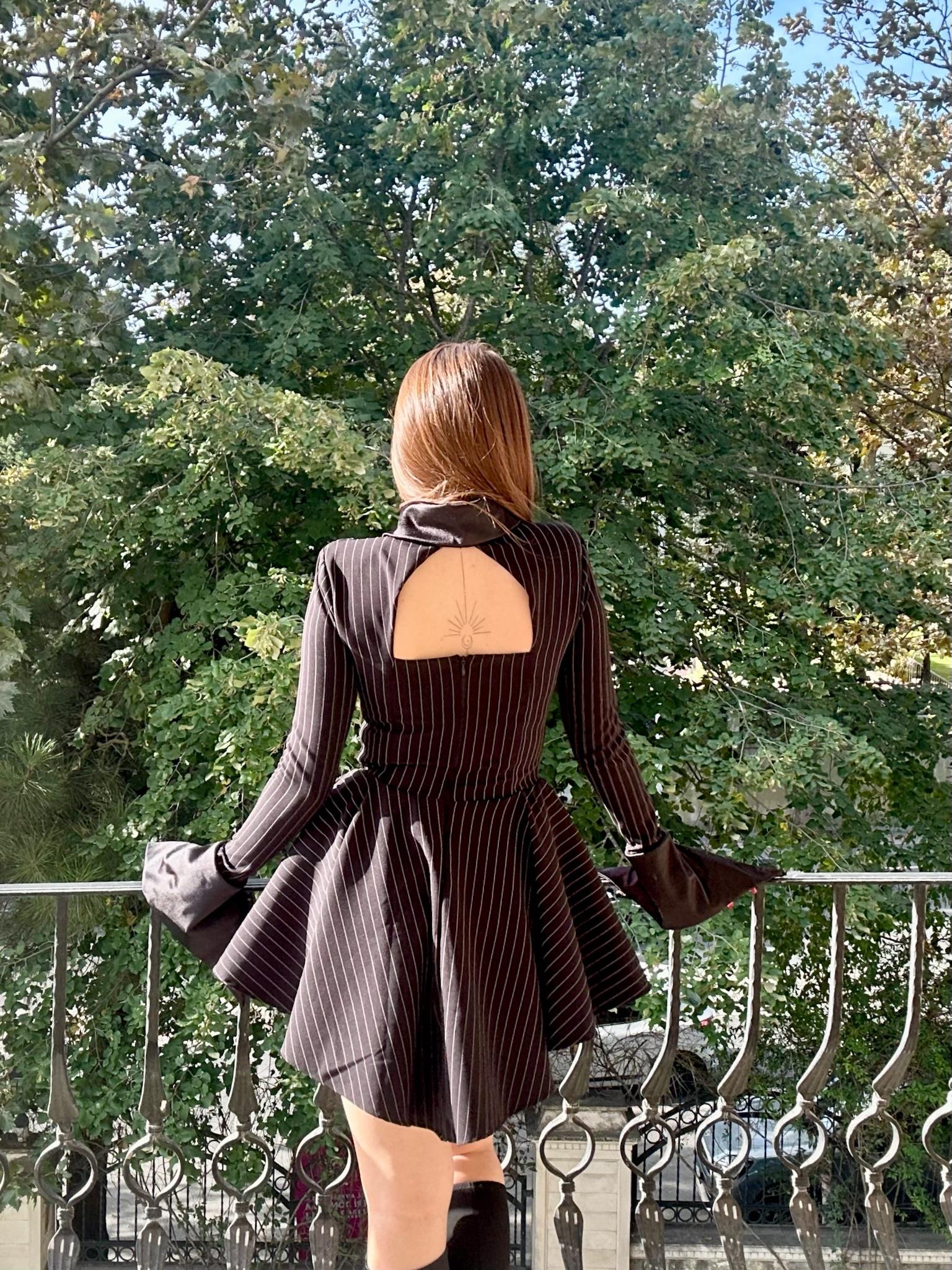 Double Kumaş Kollar ve Yaka Saten Detay Çizgi Desen Mini Elbise