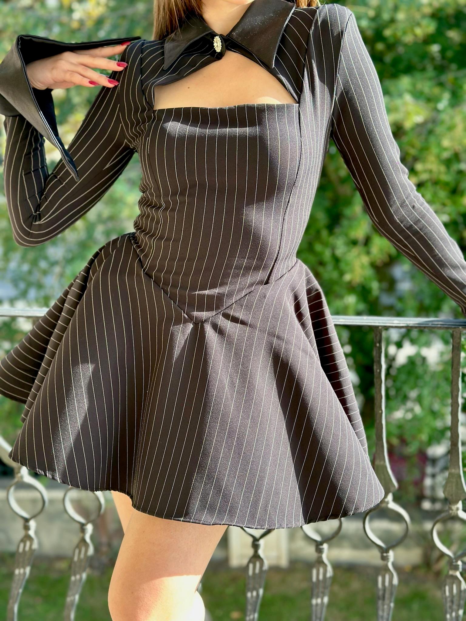 Double Kumaş Kollar ve Yaka Saten Detay Çizgi Desen Mini Elbise