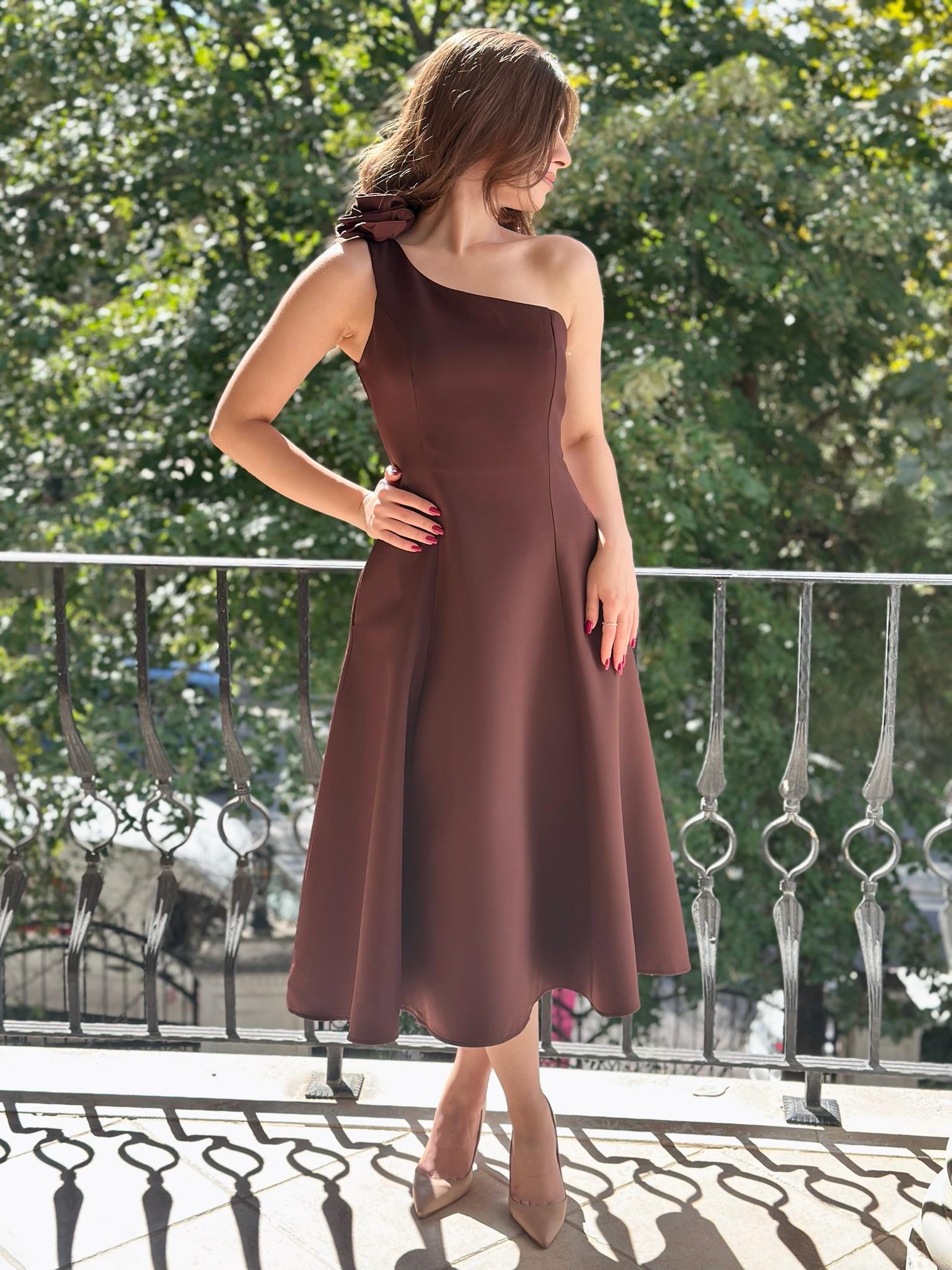 Dubble Kumaş Tek Omuz Çiçek Aksesuarlı Cepli Tasarım Midi Boy Elbise Kahverengi