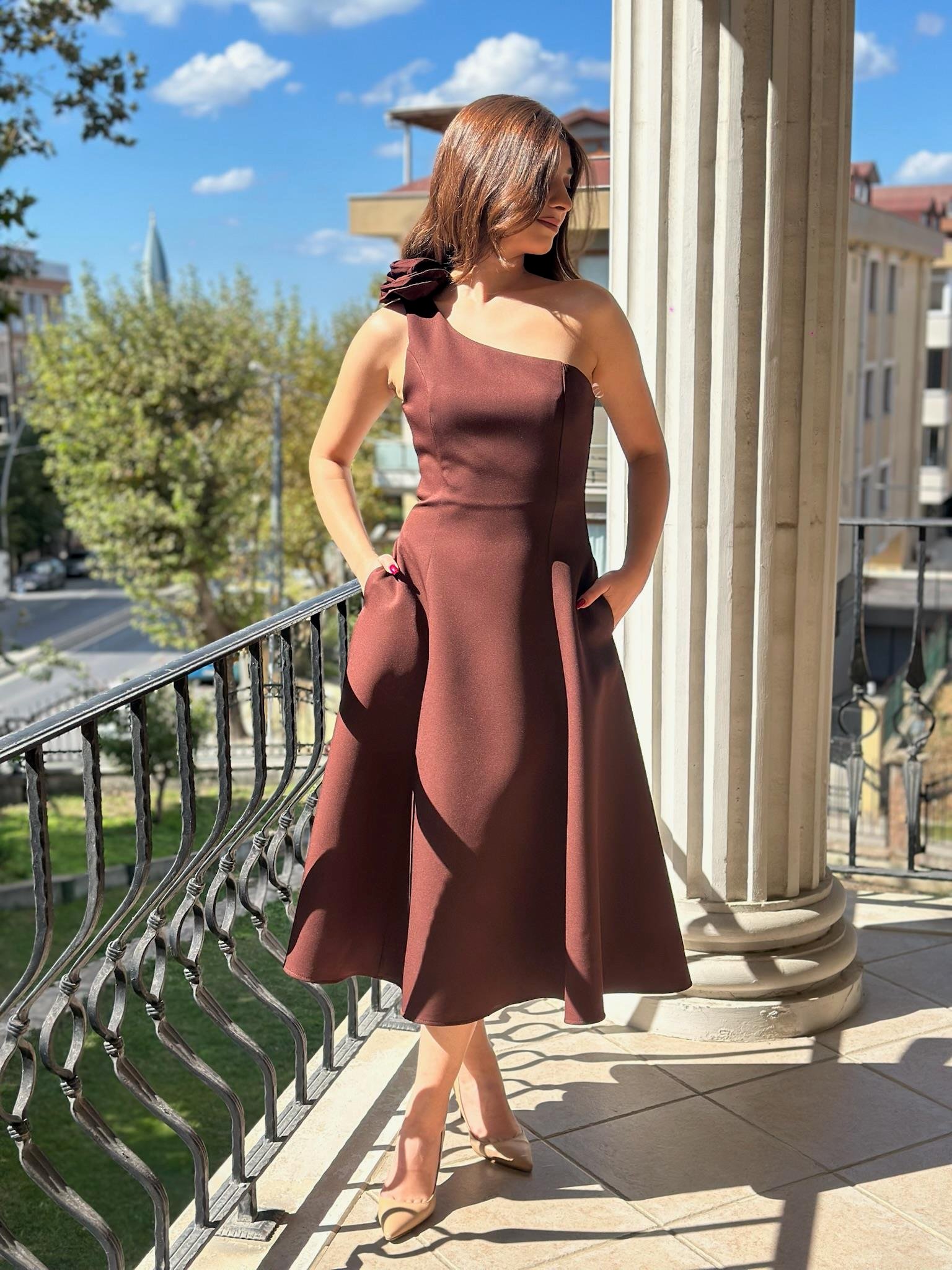 Dubble Kumaş Tek Omuz Çiçek Aksesuarlı Cepli Tasarım Midi Boy Elbise Kahverengi