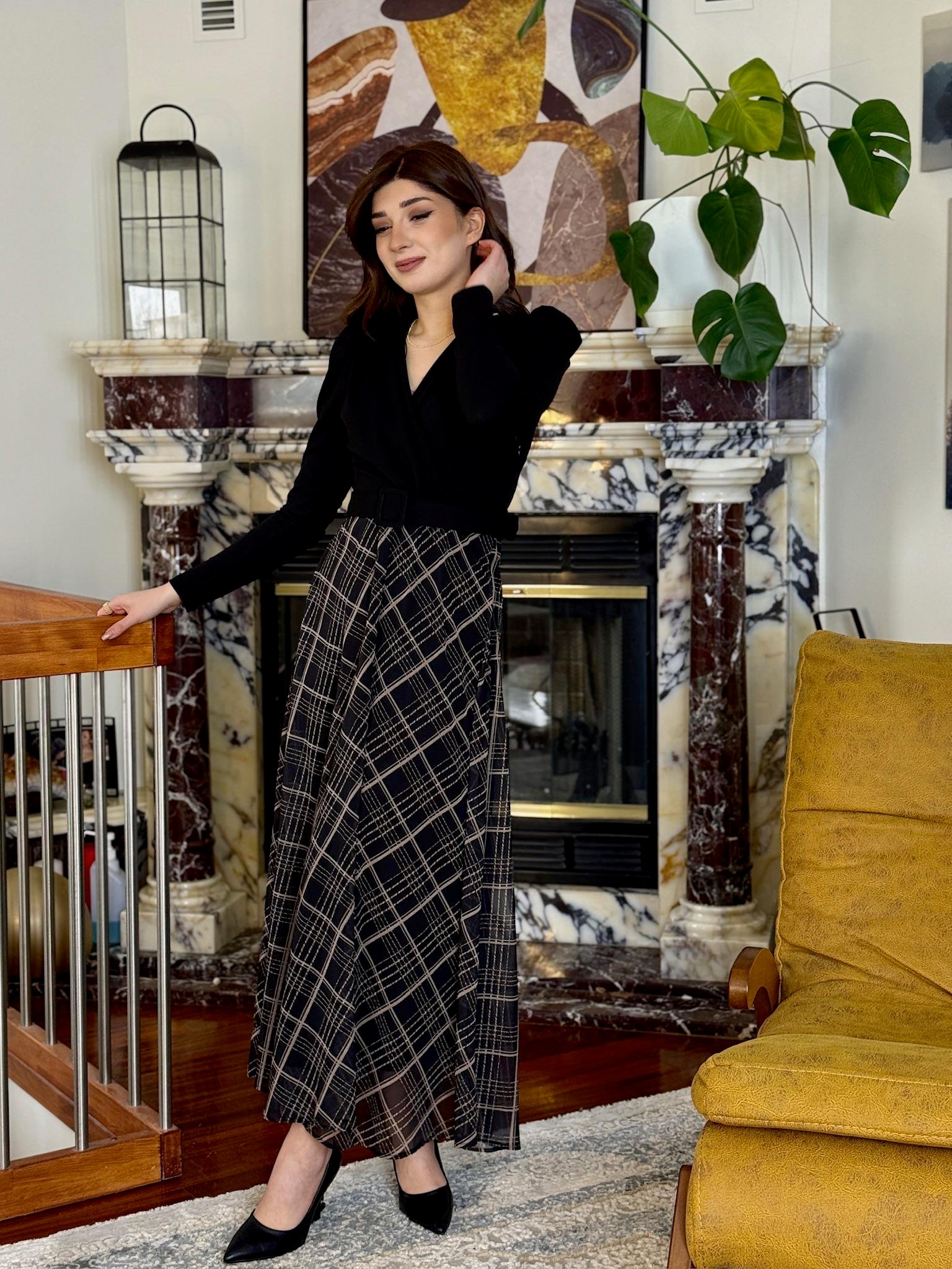 Ekose Desen Eteği Şifon Üstü Crep Kumaş Kemerli Uzun Tasarım Elbise Siyah