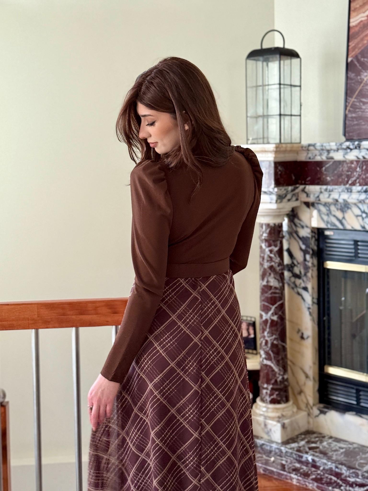 Ekose Desen Eteği Şifon Üstü Crep Kumaş Kemerli Uzun Tasarım Elbise Kahverengi