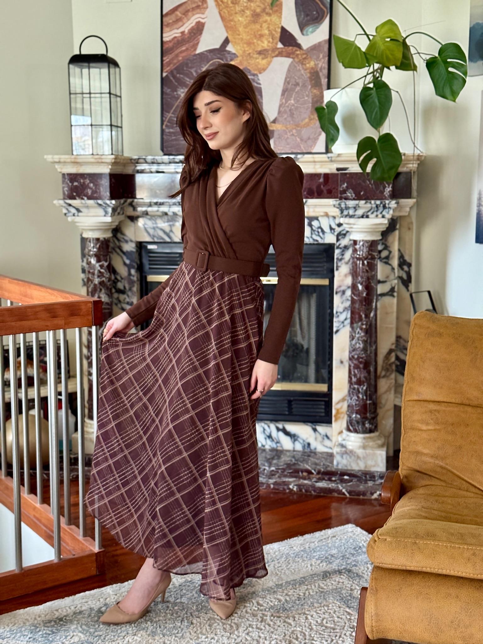 Ekose Desen Eteği Şifon Üstü Crep Kumaş Kemerli Uzun Tasarım Elbise Kahverengi