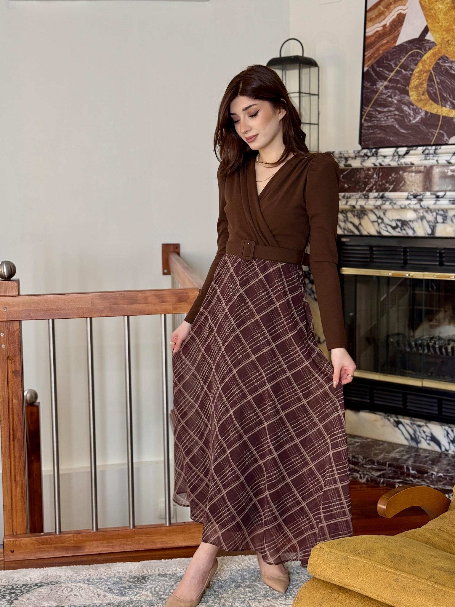 Ekose Desen Eteği Şifon Üstü Crep Kumaş Kemerli Uzun Tasarım Elbise Kahverengi