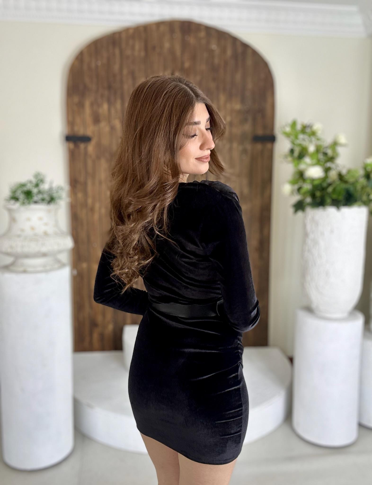 İnci Kadife Kumaş Prenses Yaka Drapeli Kemerli Elbise Siyah