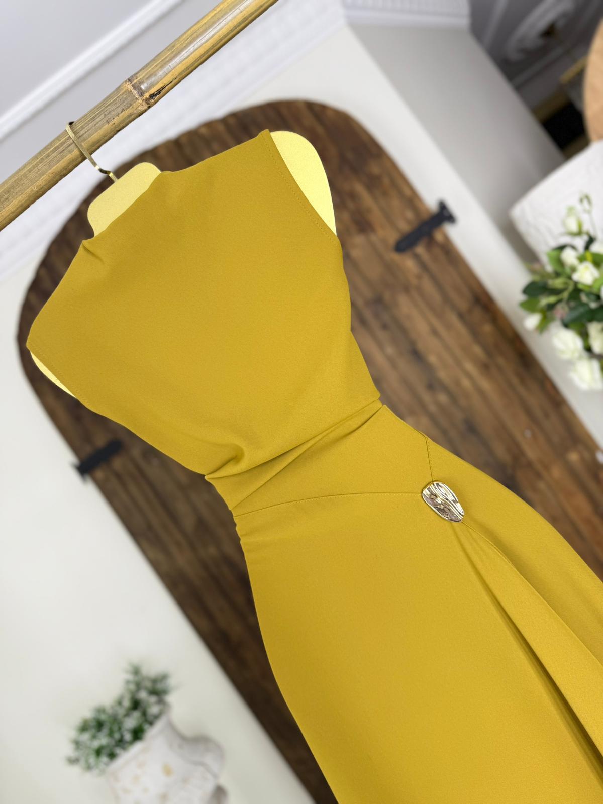 İthal Crep Kumaş Dik Yaka Aksesuar Detaylı Uzun Tasarım Elbise Yağ Yeşili