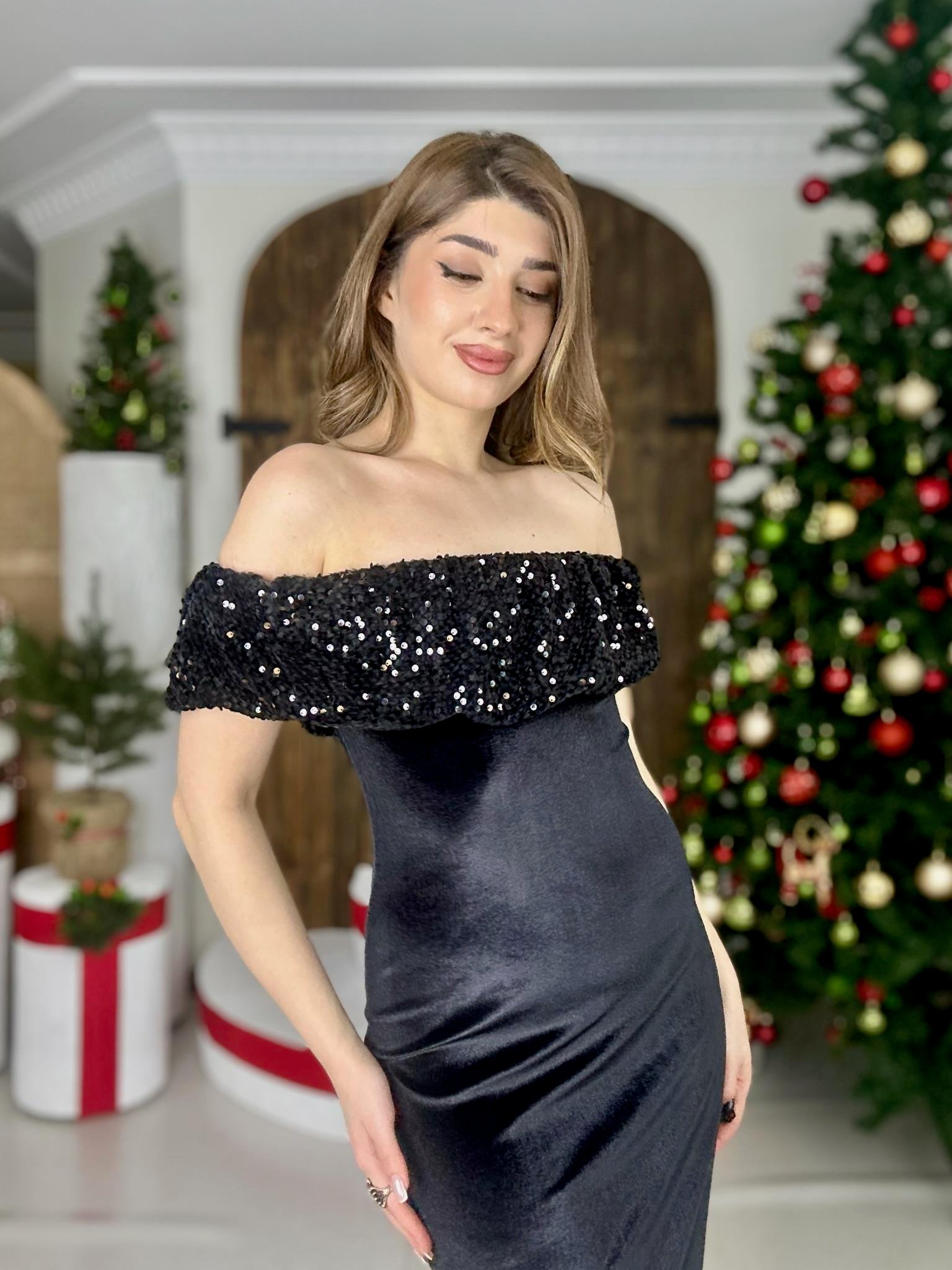 İthal Kadife Kumaş Madonna Yaka Payet Detaylı Tasarım Siyah Mini Elbise