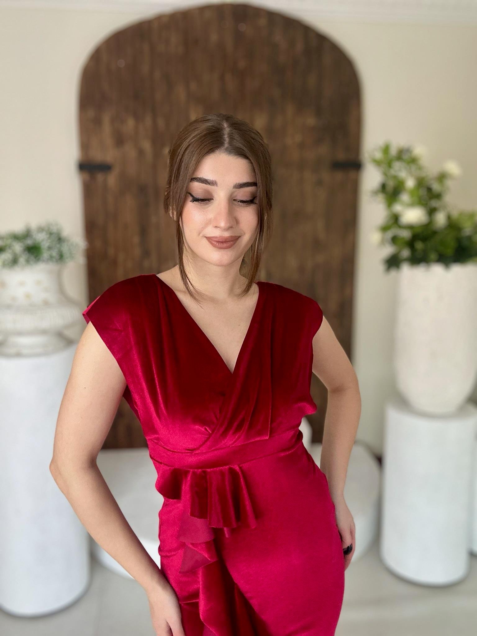 İthal Kadife Kumaş Volan Detaylı Kruvaze Yaka Midi Boy Elbise