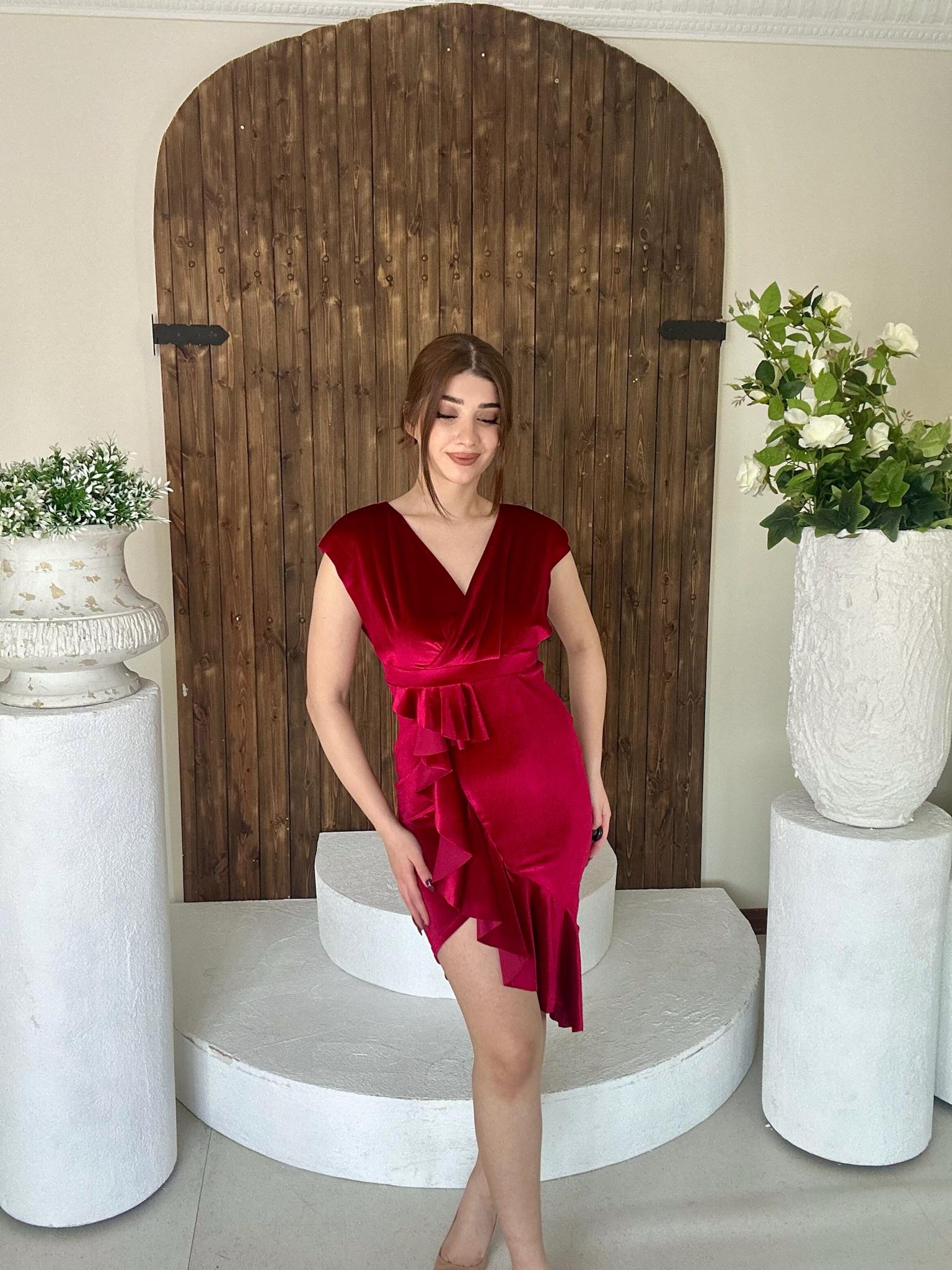 İthal Kadife Kumaş Volan Detaylı Kruvaze Yaka Midi Boy Elbise