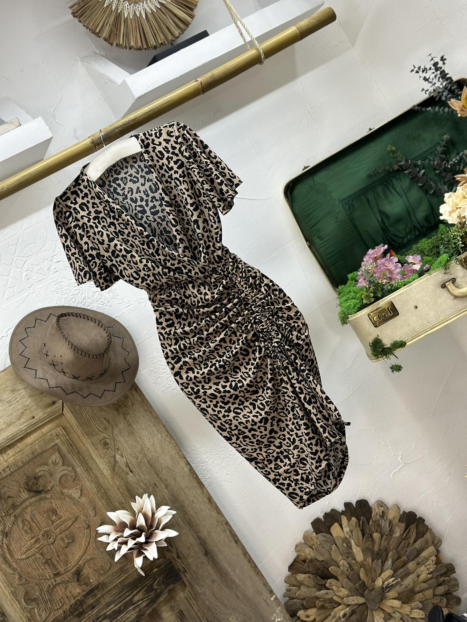 Jakarlı Kumaş Büzgü Detay Kısa Kollu Elbise