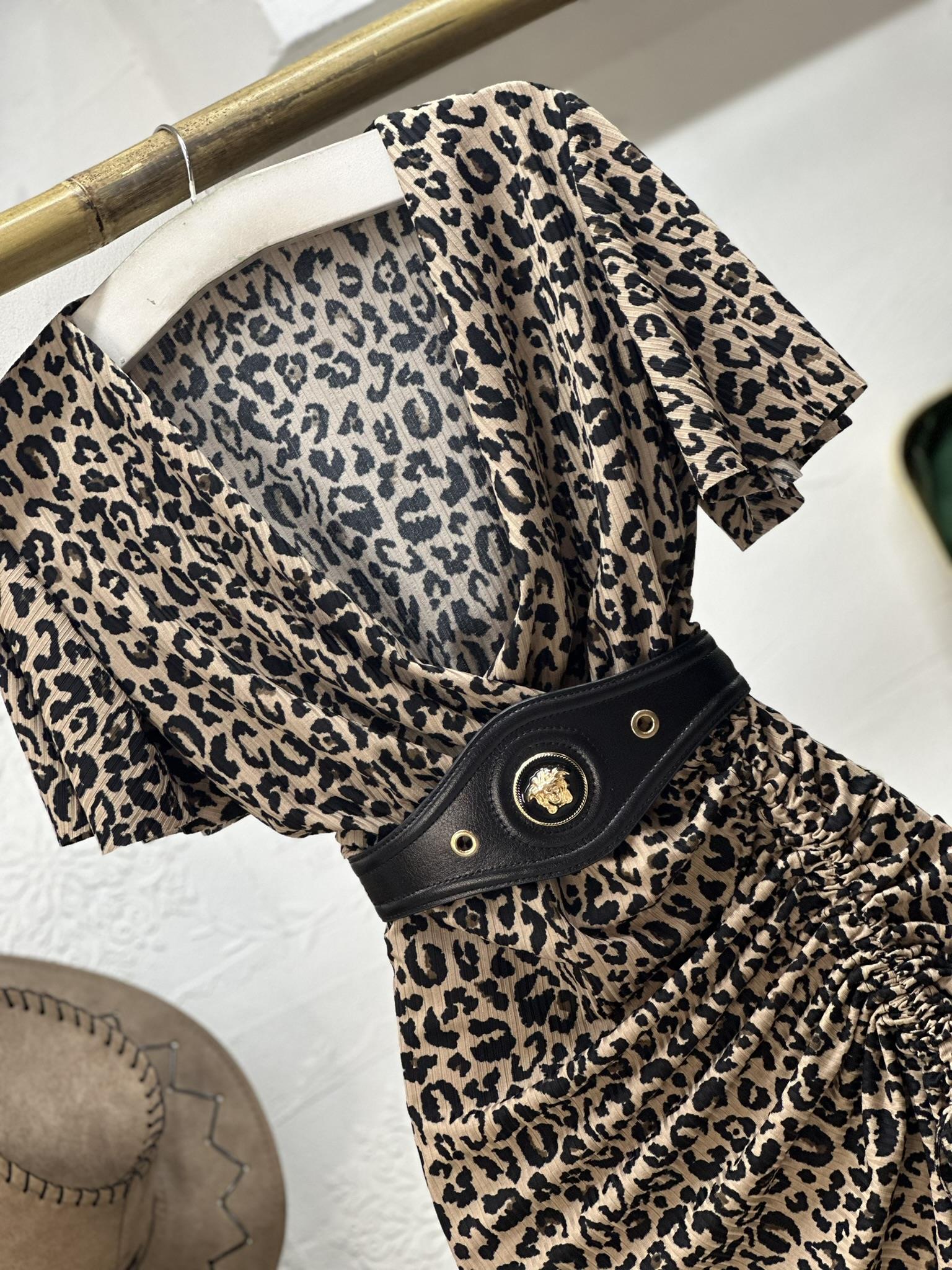 Jakarlı Kumaş Büzgü Detay Kısa Kollu Elbise