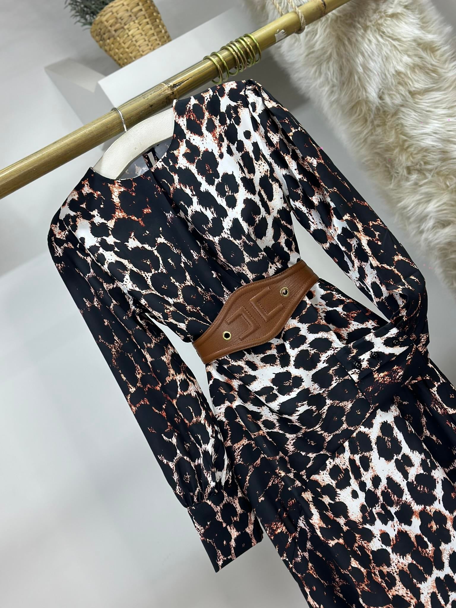 Jenifer Kumaş Leopar Desen Asimetrik Etekli Midi Boy Tasarım Elbise