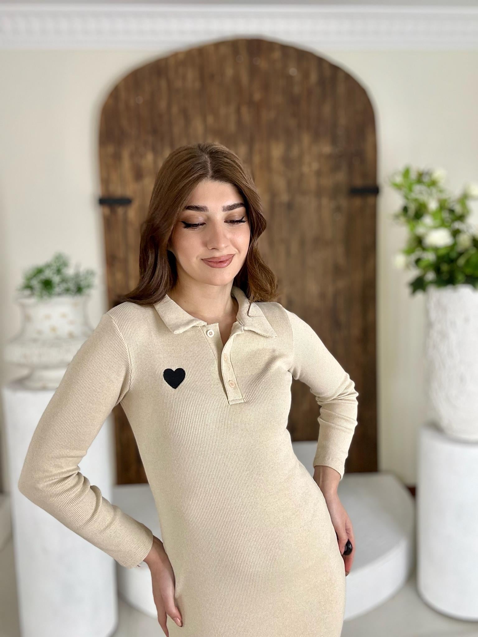 Kaşkorse Kumaş  Kalp Nakışlı Polo Yaka Uzun Kollu Bej  Elbise