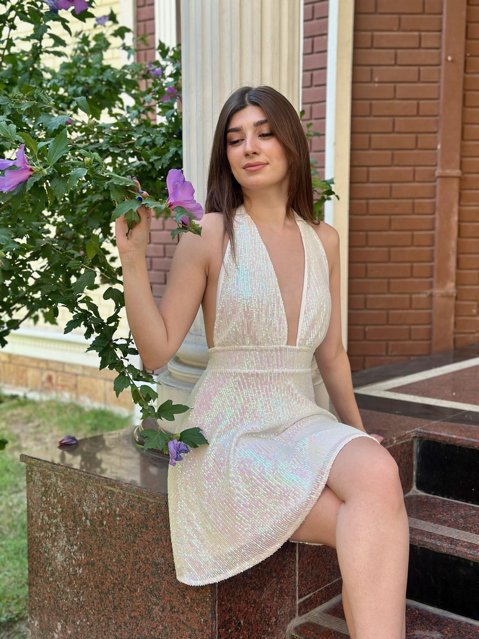 Likralı Payet Kumaş Boyundan Bağlamalı Kloş Tasarım Elbise Beyaz