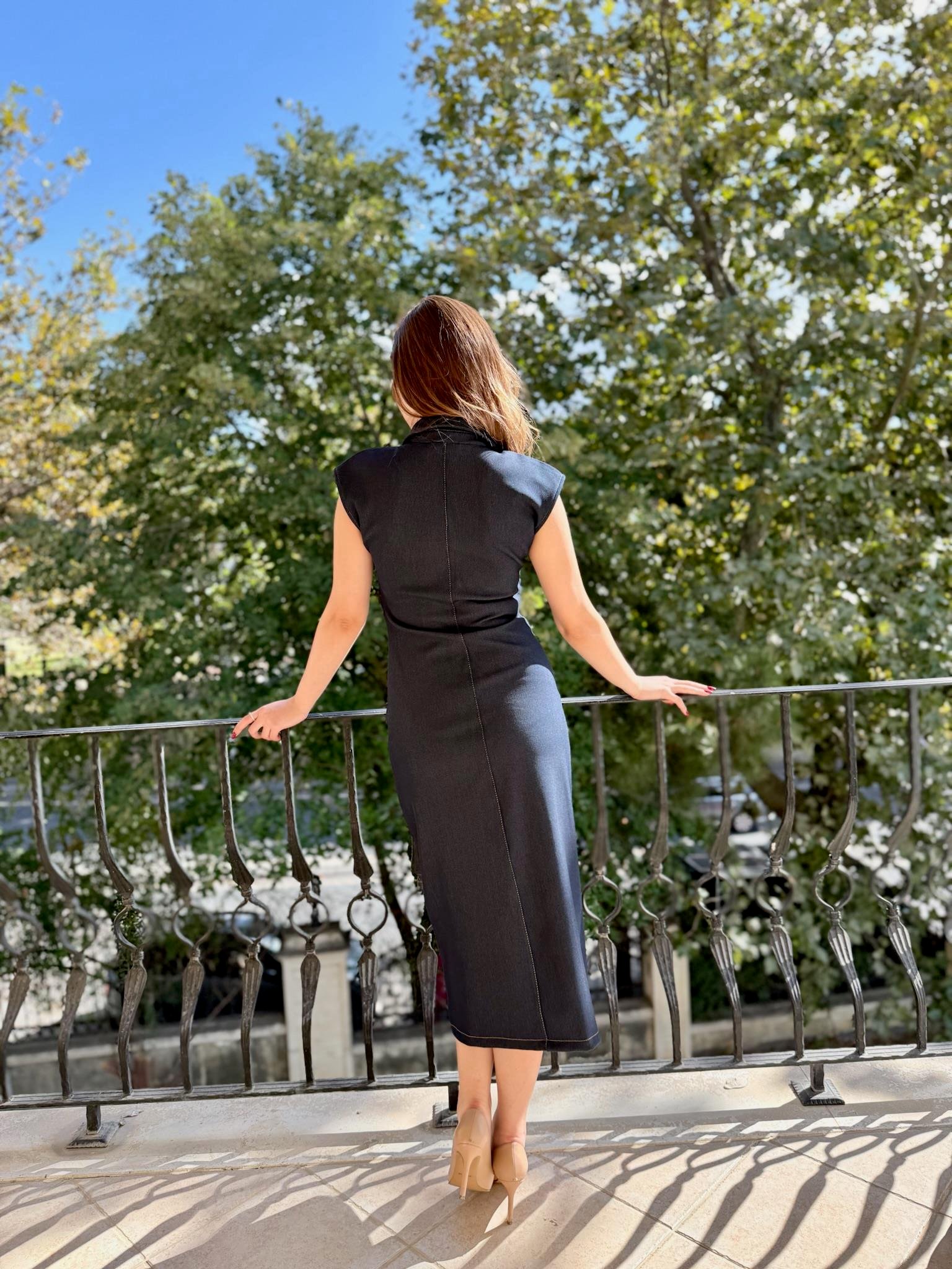 Likralı Tensel Kumaş Yaka Düğmeli Drape Detay Midi Boy Elbise 