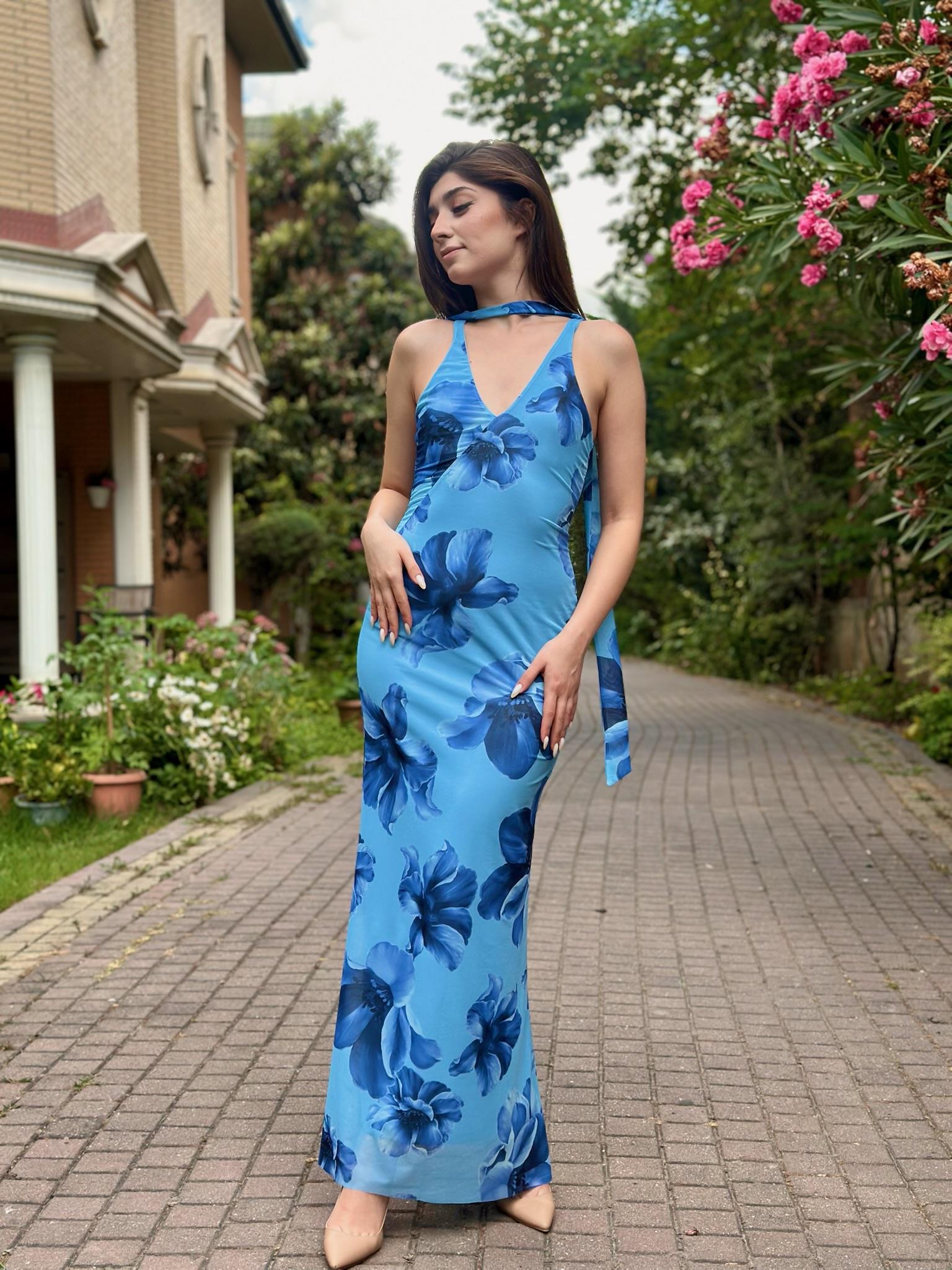 Likralı Tül Şifon Kumaş Mavi Desenli Fular Detaylı Sırt V Uzun Elbise 